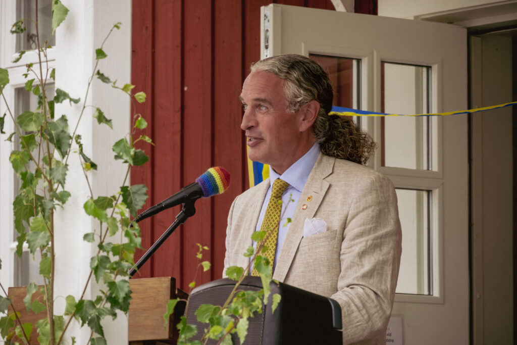 Göran Ulväng håller invigningstal om Södra Trögd-tapeten.