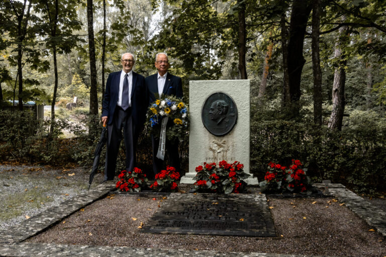 Bengt Carlsson och Stig Lund vid J.P. Johanssons grav vid Vårfrukyrkan.