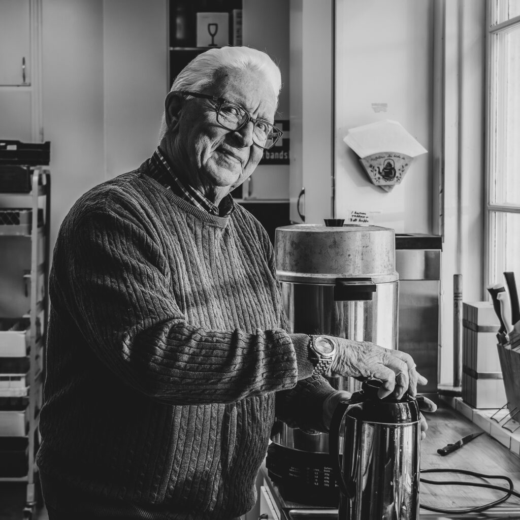 Leif Björkman fyller på kaffe i en termos i köket i Böglösa byggdegård under Julgransplundringen 2024.