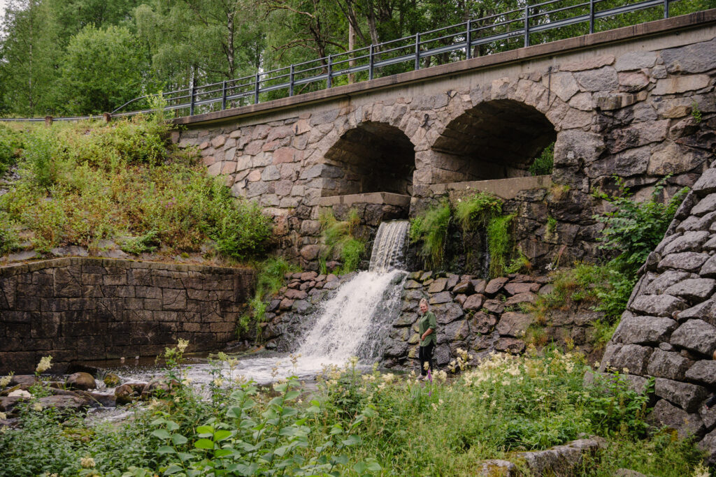 En naturskön vy av stenbron och forsande vatten vid Ytterkvarn.