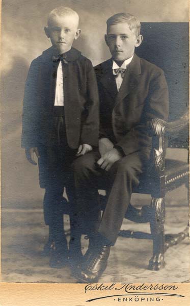 Paul Eriksson Lennart Eriksson ca 1923 - Eskil Andersson - Enköping - 37A - Grosshandlaren