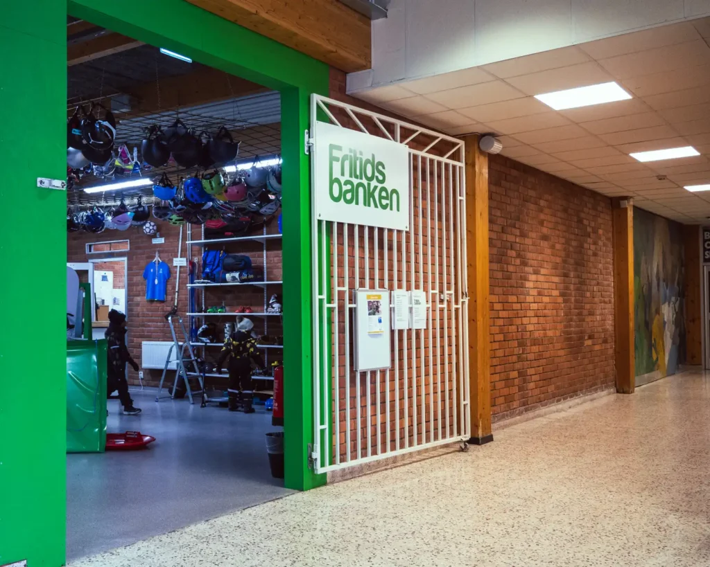 2023-02-25-Fritidsbanken-Enkoping-1 - RIM Digital Entrén till Fritidsbanken i Enköping som ligger i gamla Idrottshuset.