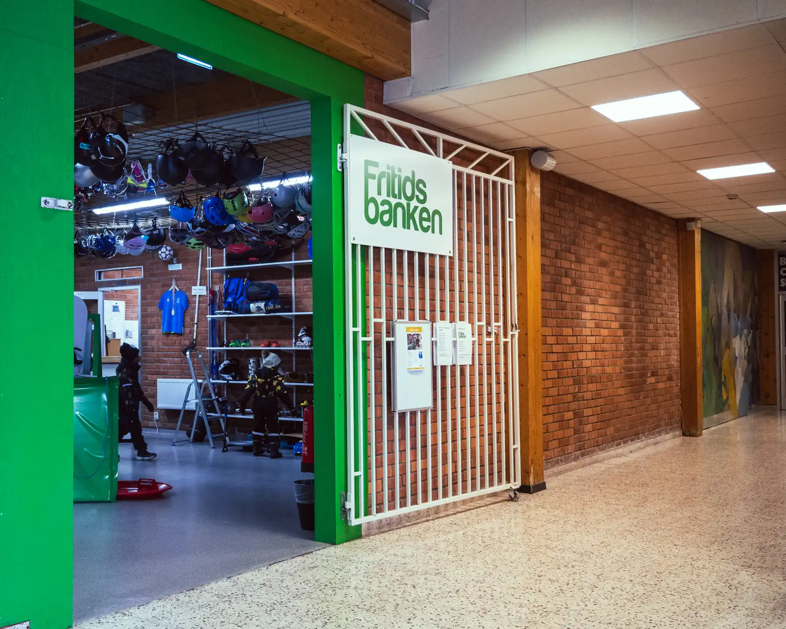 2023-02-25-Fritidsbanken-Enkoping-1 - RIM Digital Entrén till Fritidsbanken i Enköping som ligger i gamla Idrottshuset.