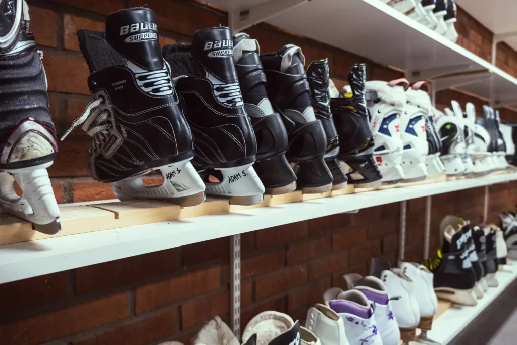 2023-02-25-Fritidsbanken-Enkoping-2 - RIM Digital Hyllmeter med skridskor i alla storlekar på Fritidsbanken i Enköping.