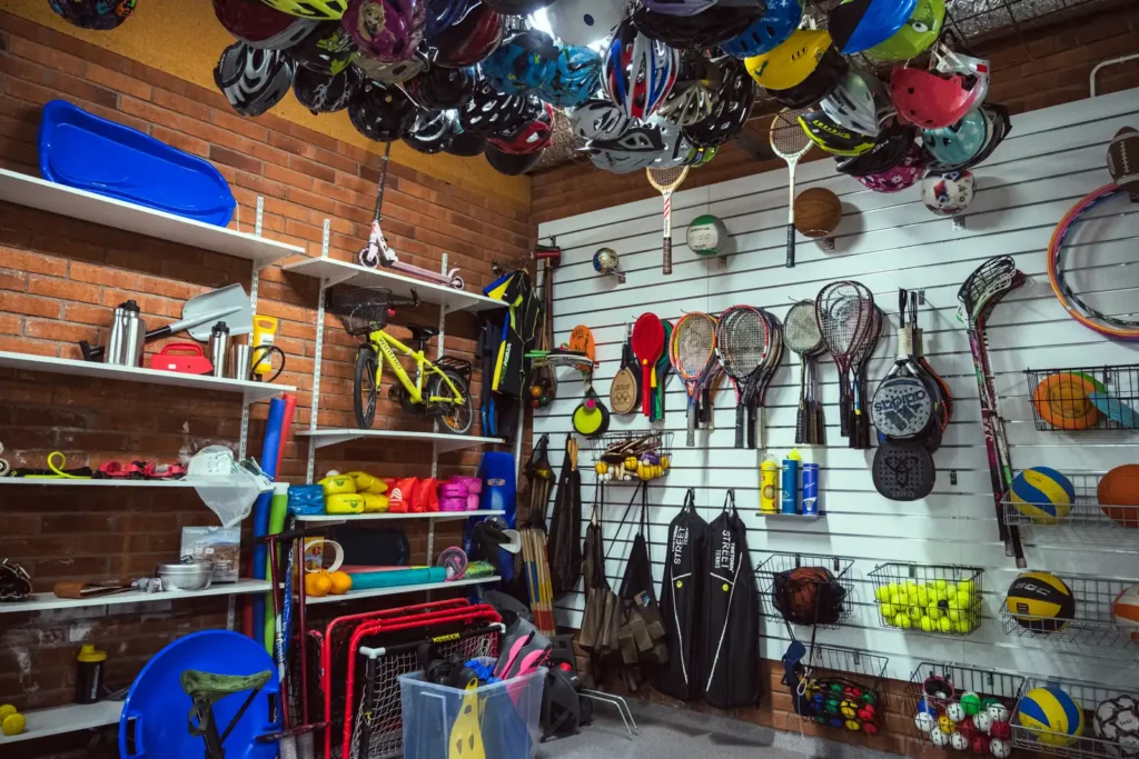 2023-02-25-Fritidsbanken-Enkoping-3 - RIM Digital Varierande utrustning för massa sporter hänger på väggarna på fritidsbanken i Enköping.