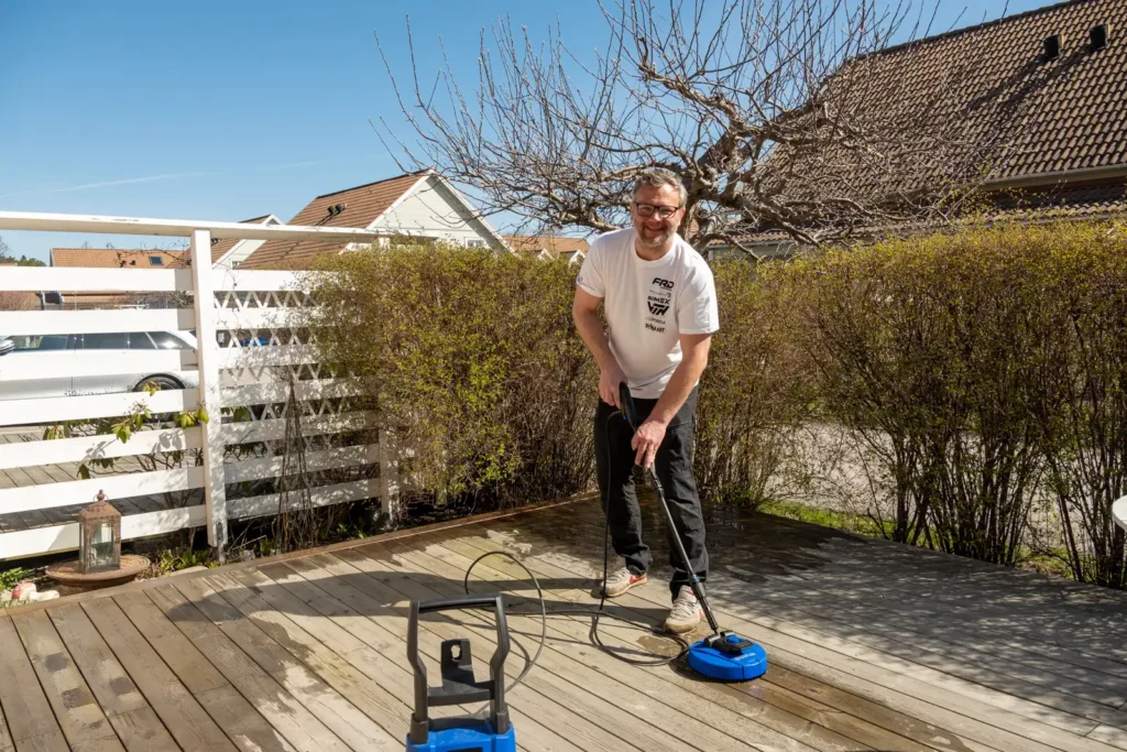 2023-05-07-tvatta-altan-1 - RIM Digital Skurar och borstar bort allt smuts på altanen med hjälp av altantvätten som är ett tillbehör till högtryckstvätten.