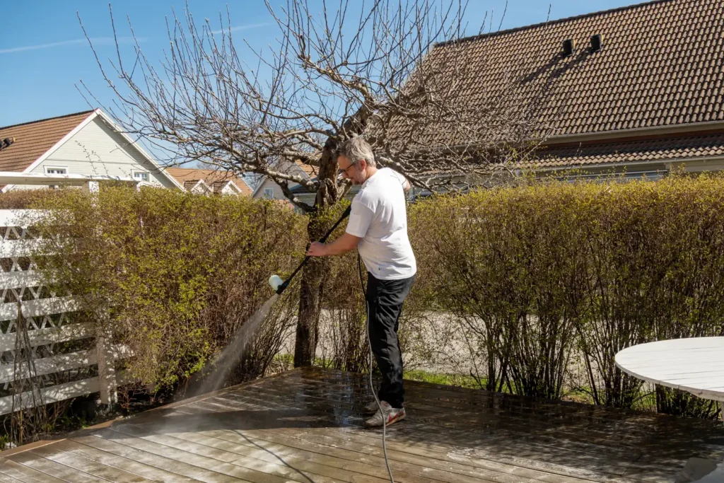 2023-05-07-tvatta-altan-2 - RIM Digital Jag står och skurar och borstar av altanen med hjälp av altantvätten som jag kopplat på min högtryckstvätt.