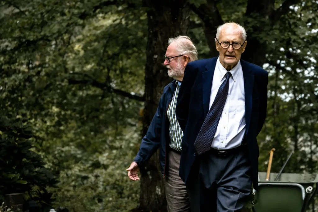 Bengt Carlsson går med beslutsamma steg över kyrkokården.