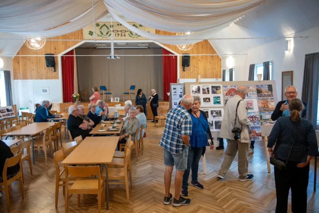 Interiörbild av hembygdsgården med fotoutställning.