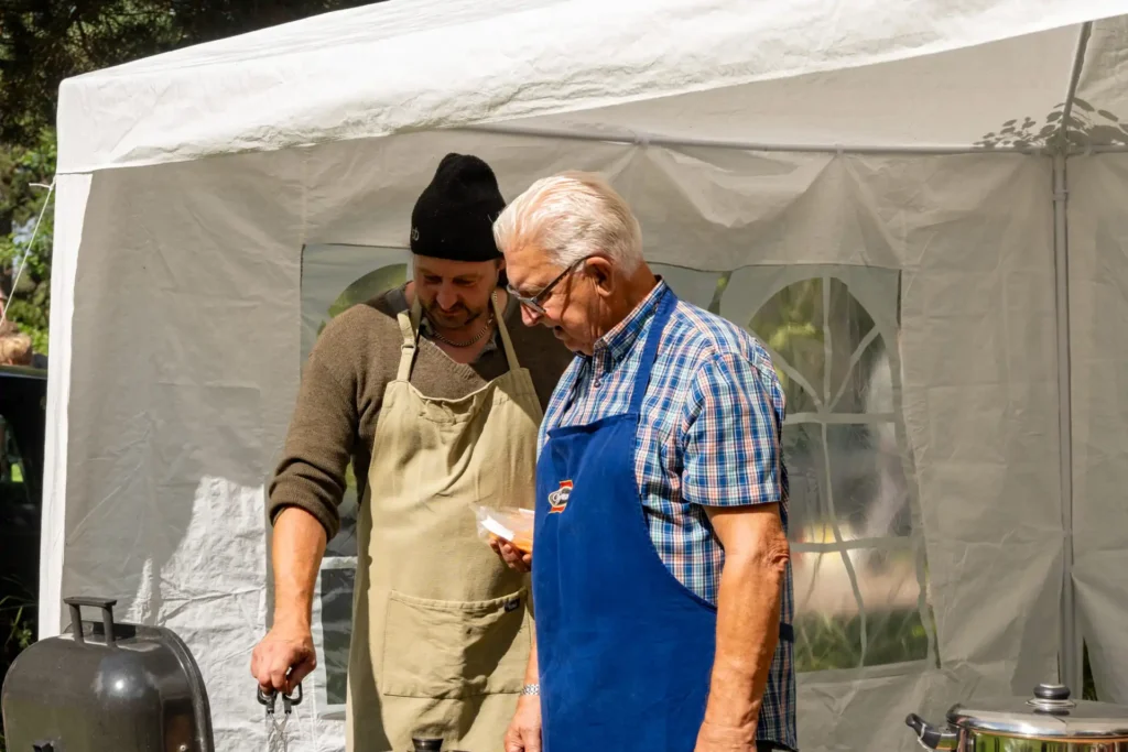 Markus och Leif Björkman vid grillen.