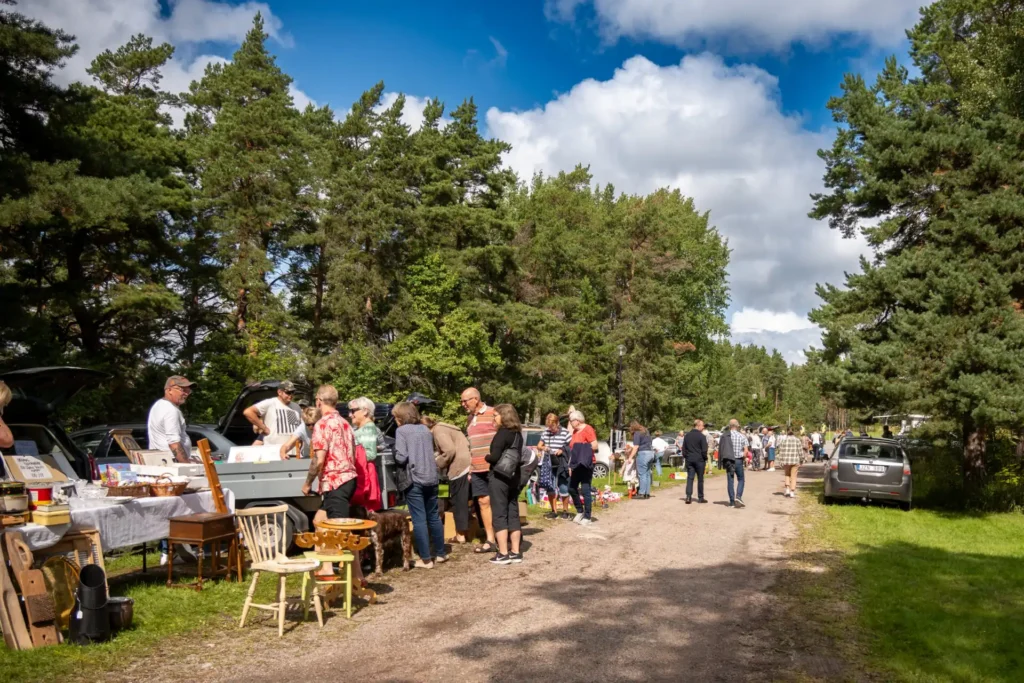 Översiktsbild av loppmarknaden.