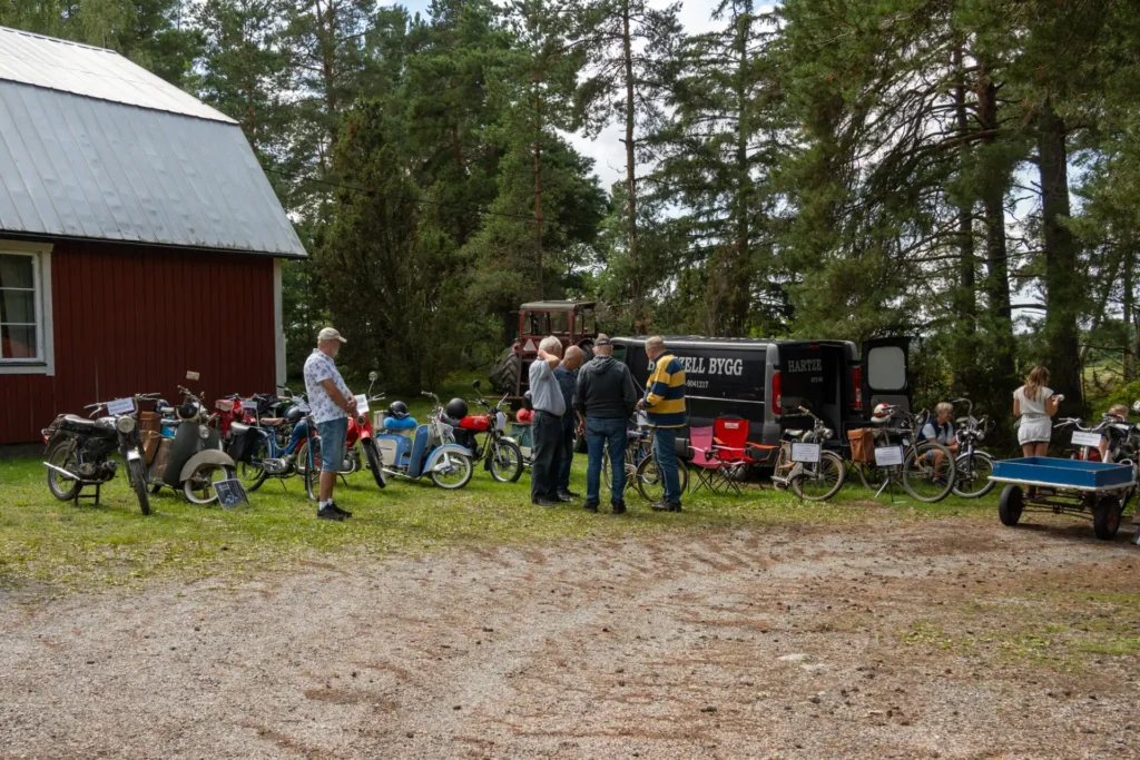 Rad av veteranmopeder.