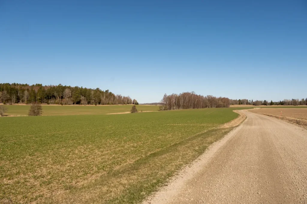 Vy mot Simtuna Berga från söder, ståendes i Forsby.