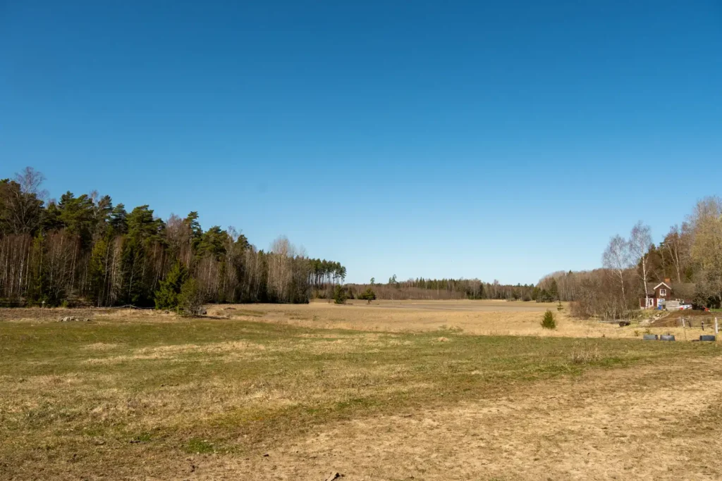 Vy över Ängsvallen i Tibble från sydöst, ståendes i Ängsvallen.