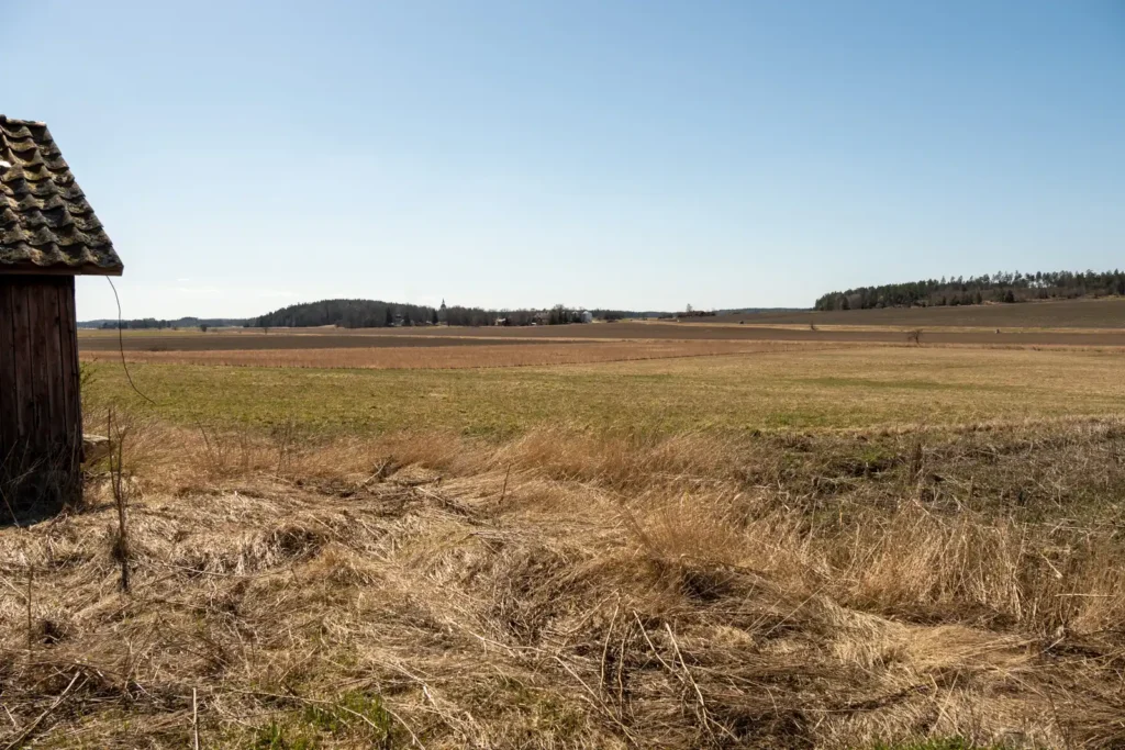 Vy över Torstunaby från nordöst, ståendes i Vappeby.