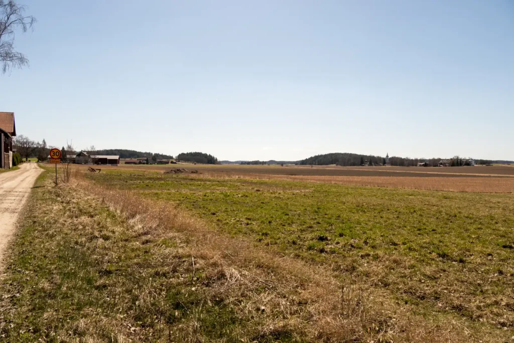 Vy mot Torstunaby från norr, ståendes i Vappeby.