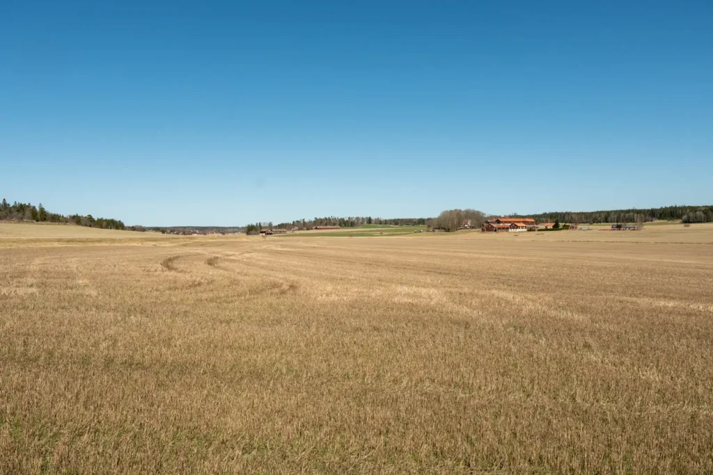 Vy över Vappeby från syd, ståendes vid Torstuna handel.