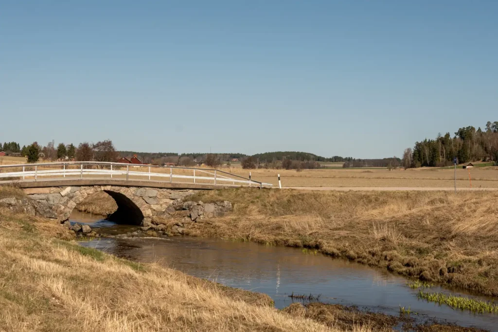 Vy över Vappeby från syd, ståendes vid Torstuna handel.
