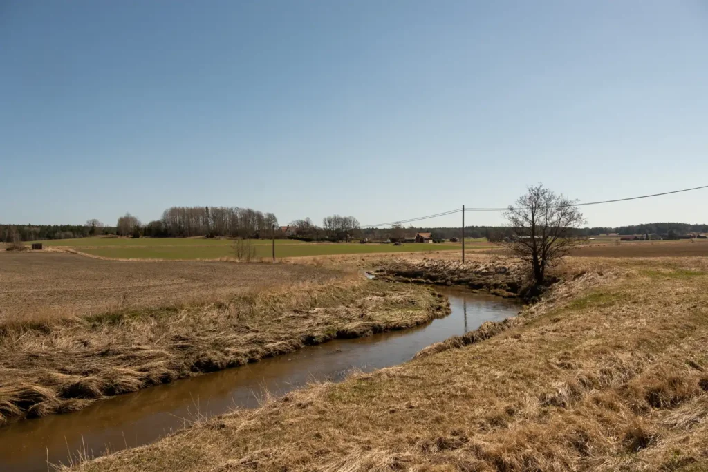 Vy över Vappeby från syd, ståendes vid Torstuna handel.