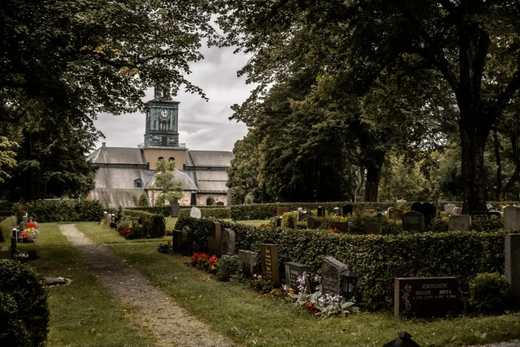 Vy från norr över Vårfrukyrkans kyrkogård.